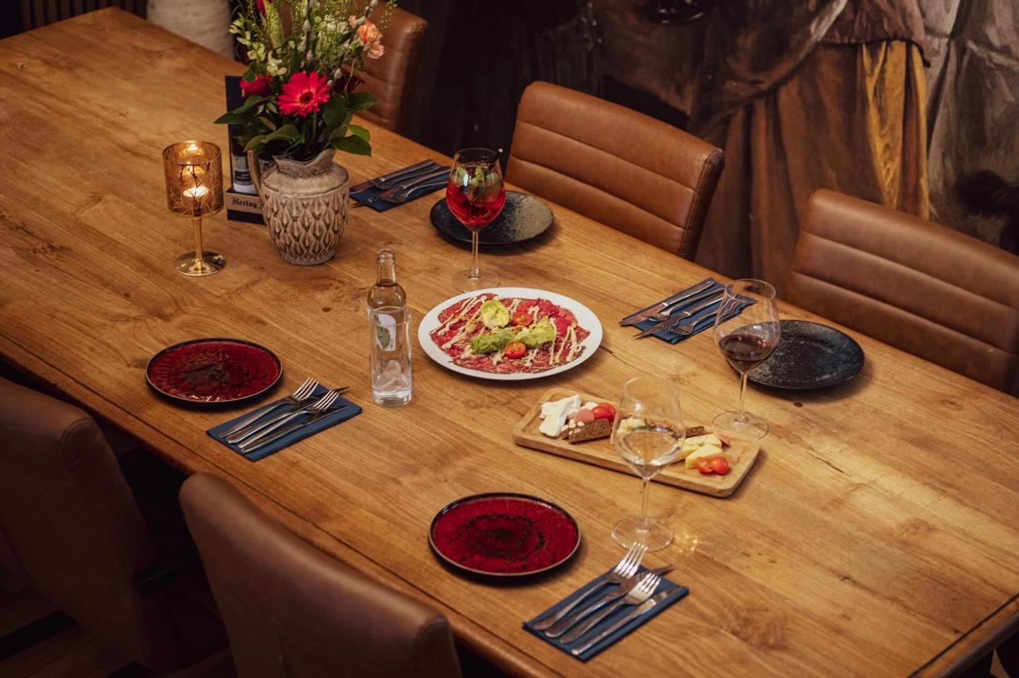 Gedekte tafel bij Bistro-Bar Gezellig